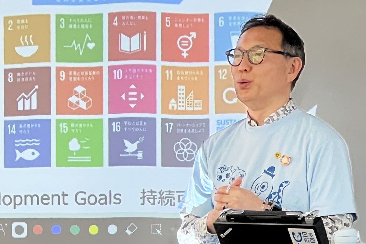 SDGsの説明をする町田先生