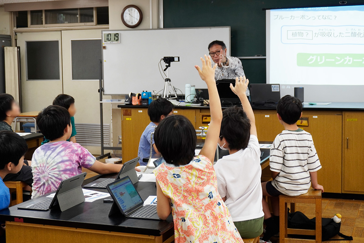 講師の話を聞く子ども達