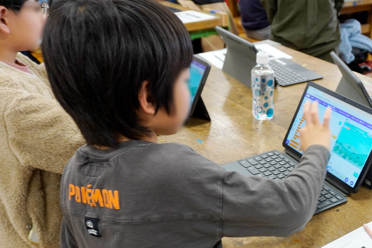 真剣にプログラミングを組む子供