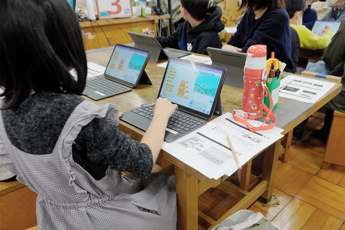 真剣にプログラミングを組む子供