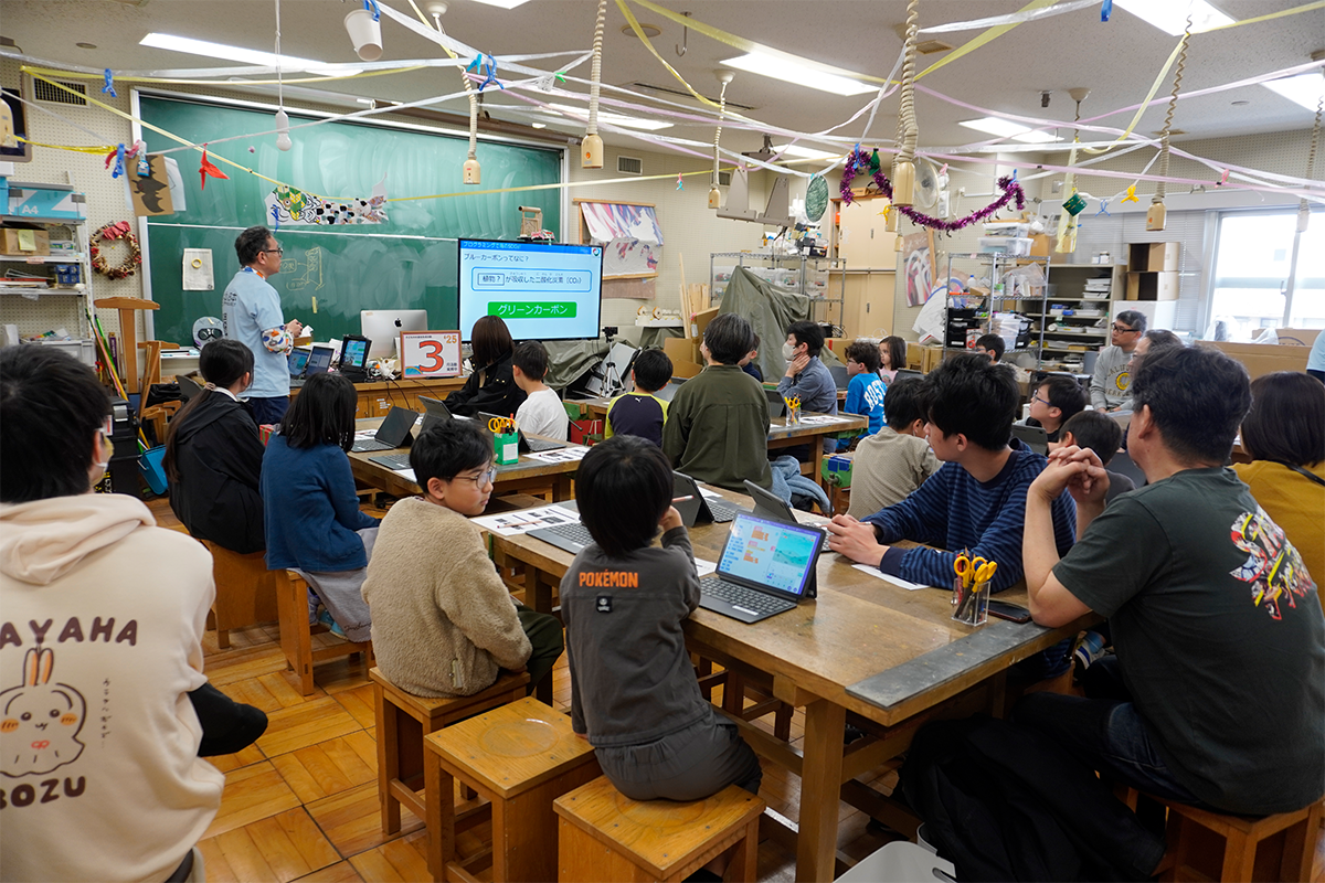 プログラミングに挑戦する参加者たち