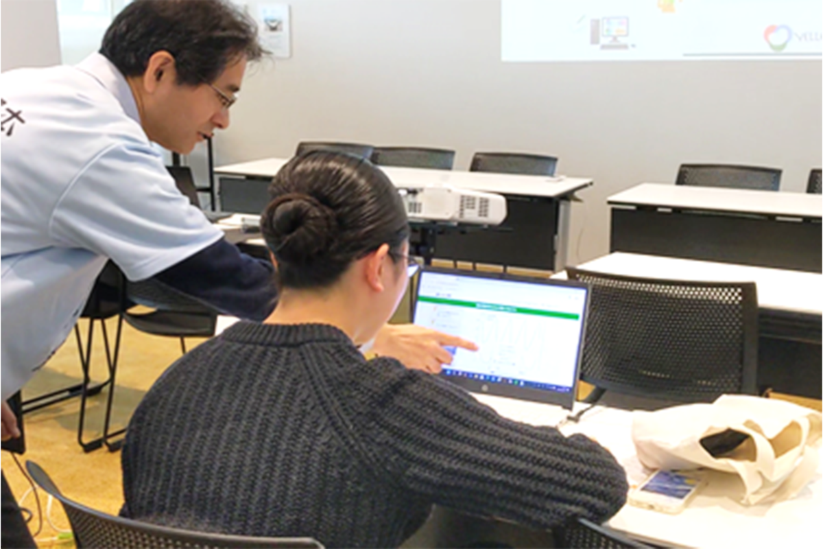 真剣に取り組む参加者