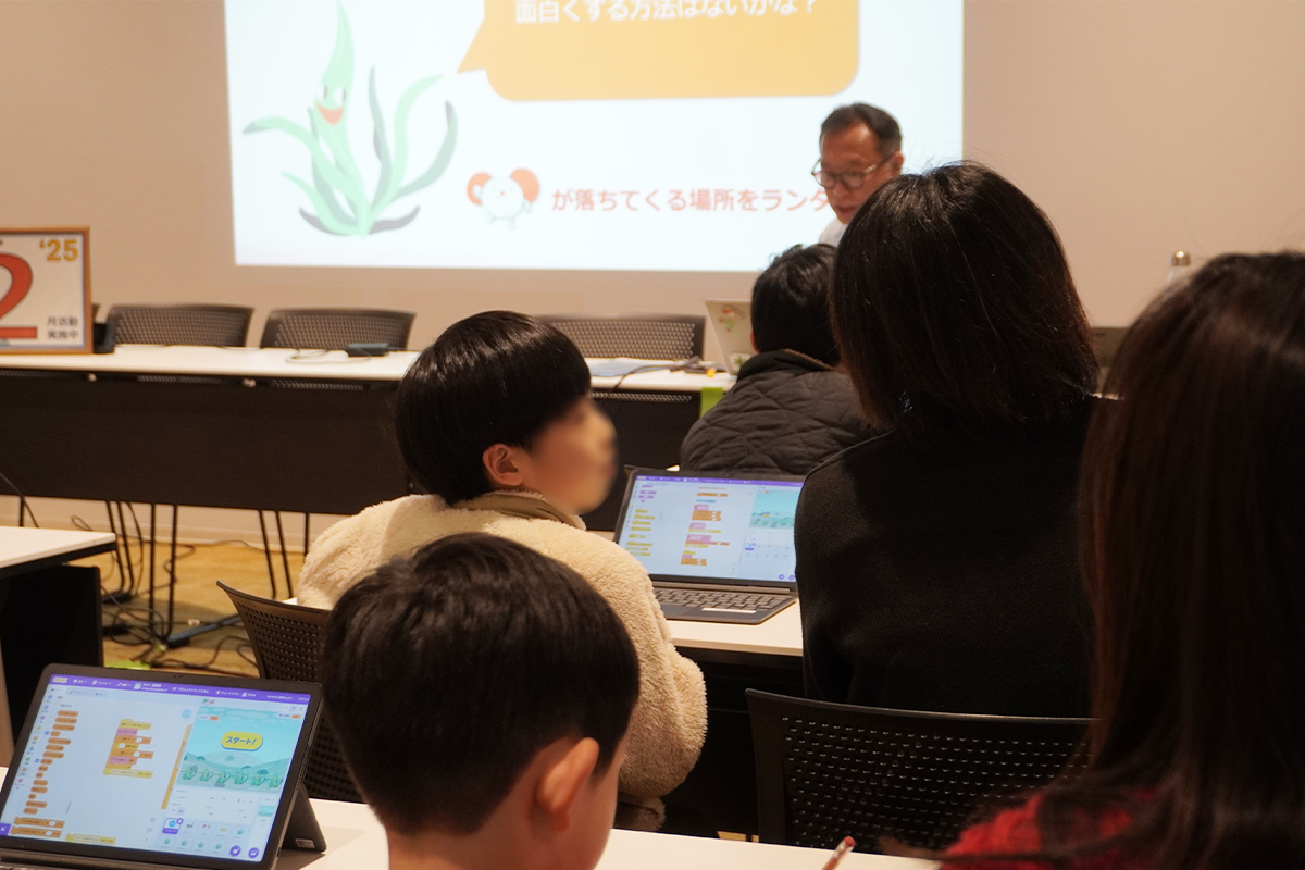 プログラミングに取り組む親子