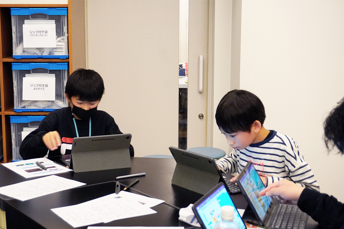 プログラミングを楽しんでいる様子
