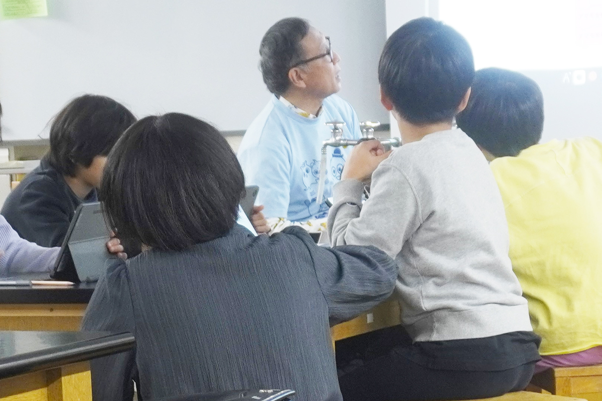 スライドを見る講師とこどもたち