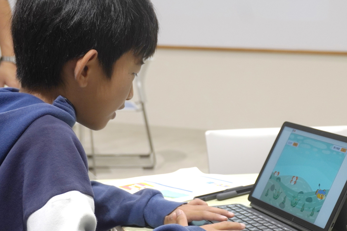 1人の子どもがプログラミングを行っている様子