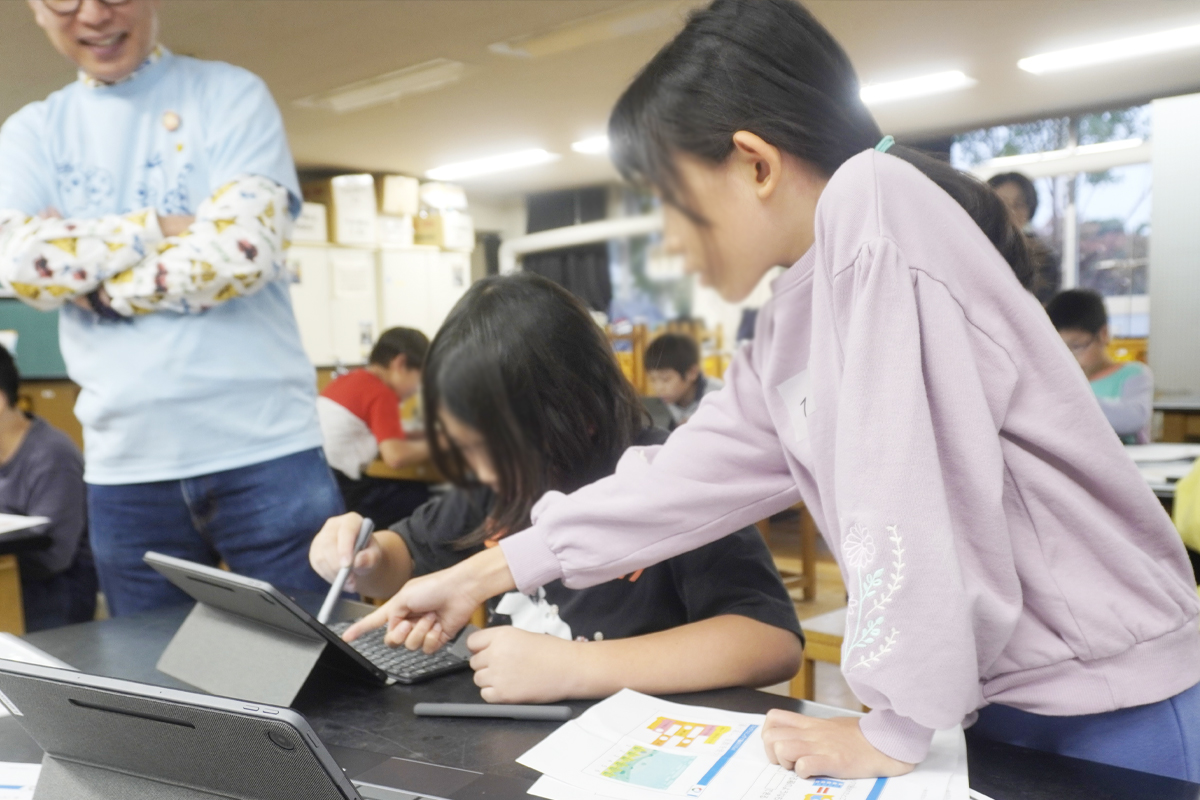 友だち同士で教え合っている様子