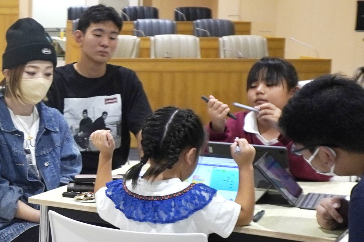 1テーブルに親子グループで揃っている様子