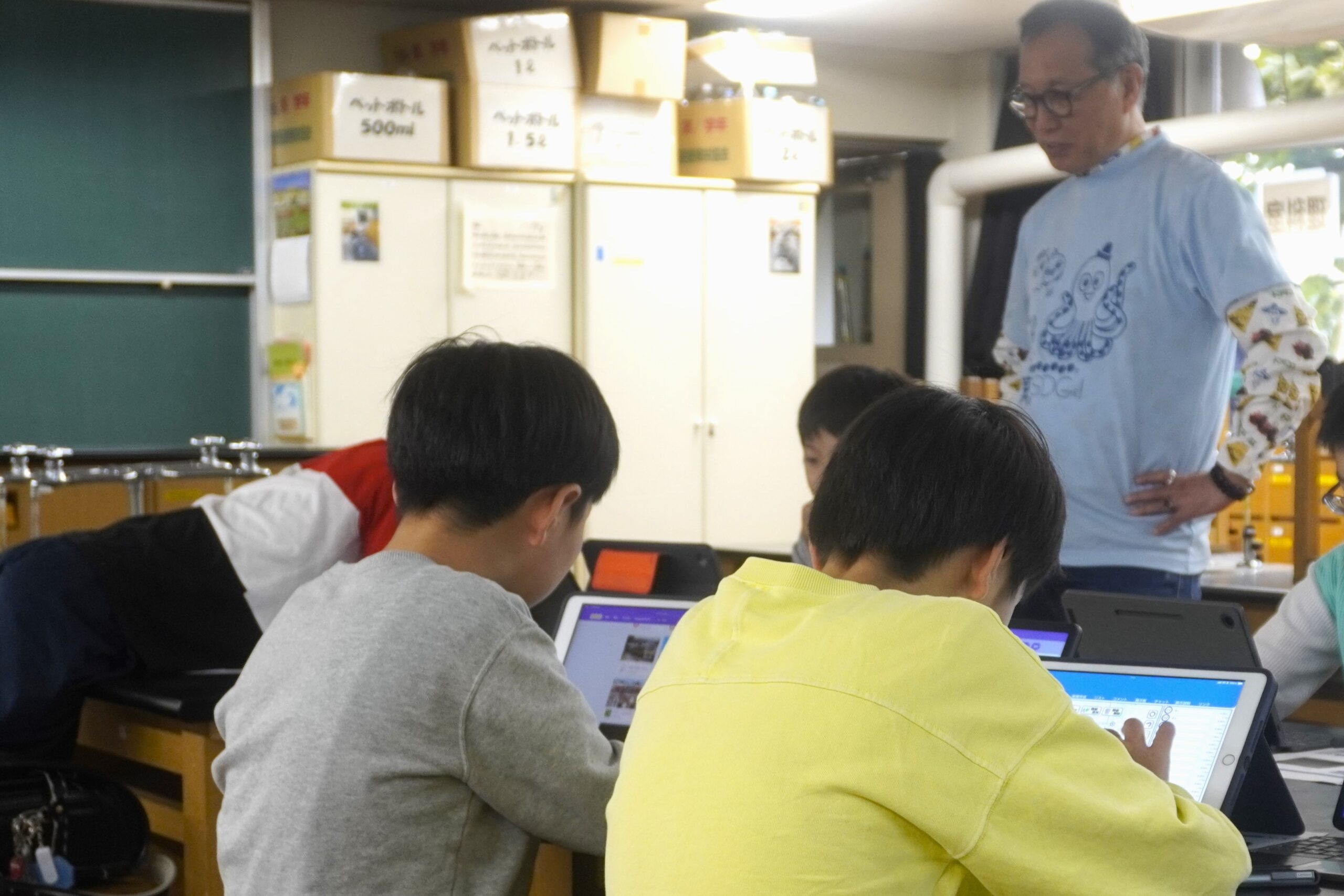 プログラミングをするこどもたち