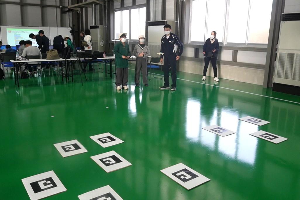 ARマーカーが床に置いてる様子